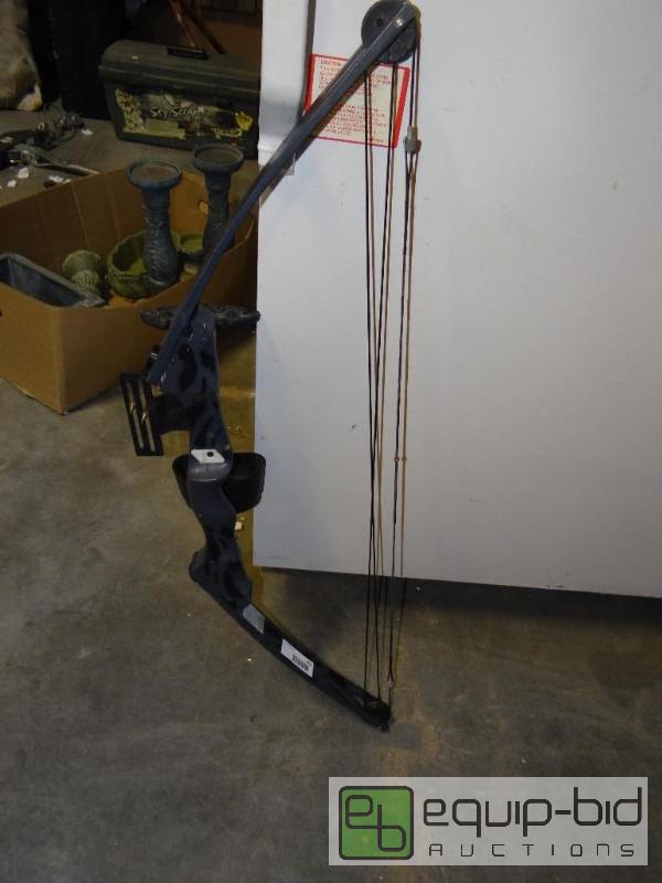 lot 811 image: Robin Hood compound bow.  30&quot compound b...