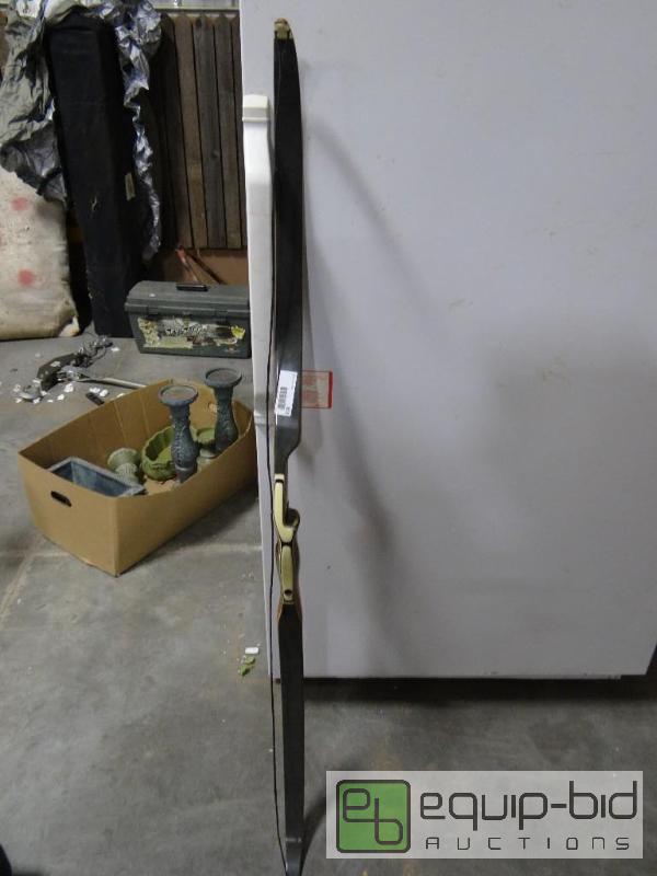 lot 812 image: Bear Kodiak Hunter. 60&quot bow....