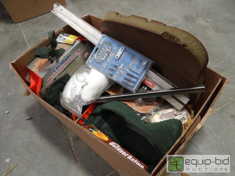 lot 843 image: Large box of various hunting items including ...