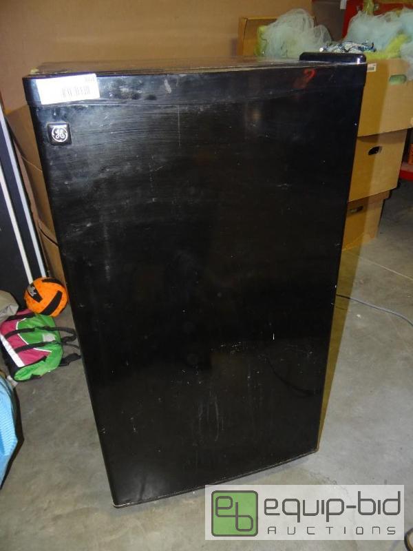 lot 864 image: GE mini fridge....