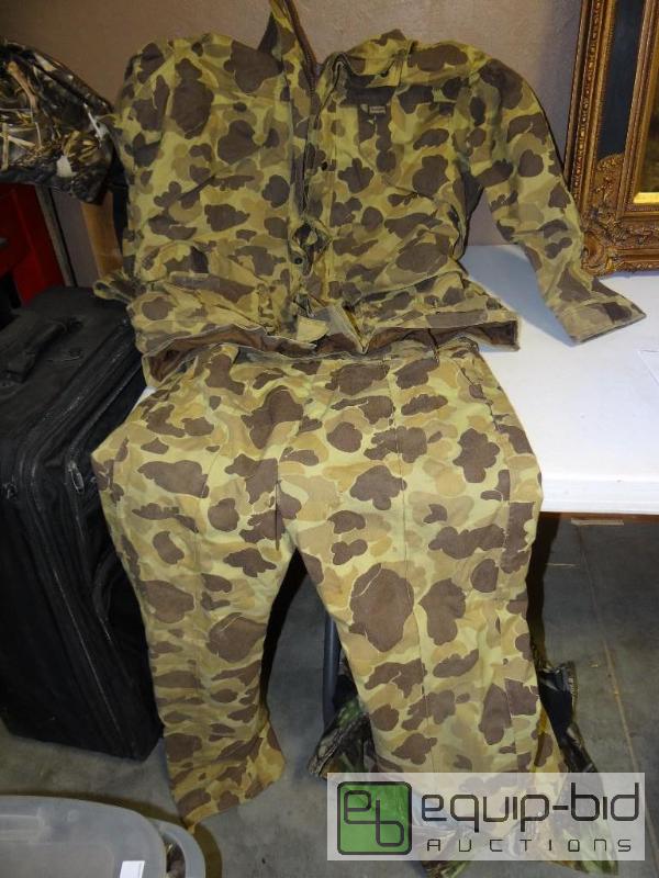 lot 877 image: Camo&nbsppants and coat set.  36 regular pan...