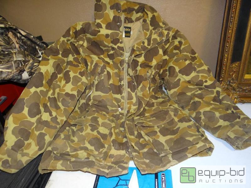 lot 878 image: Size MED camo coat....
