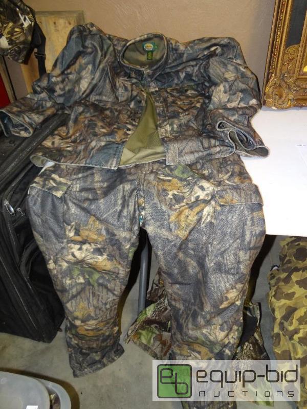 lot 879 image: Cabellas&nbspCamo&nbsppants and coat set. ...
