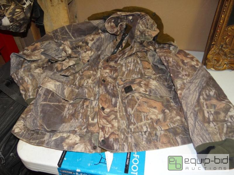 lot 881 image: Browning 2XL camo coat....