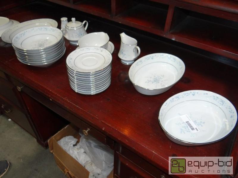 lot 886 image: 28 pc set of Noritake&nbspfine china.  Carol...