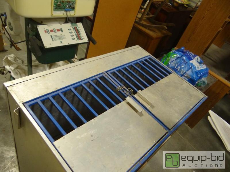lot 894 image: Aluminum 2 dog truck box.  Good shape ready f...
