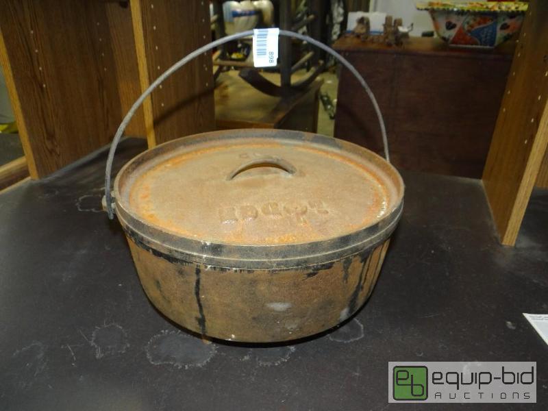 lot 898 image: Lodge #12 cast iron bean pot with lid and han...