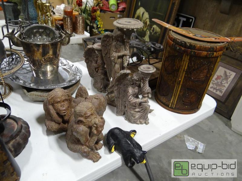 lot 899 image: Large lot of various home decor and 2 rugs....