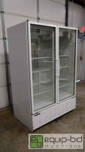 lot 138 image: Master Built 48 2 Door Display Cooler With Shelving