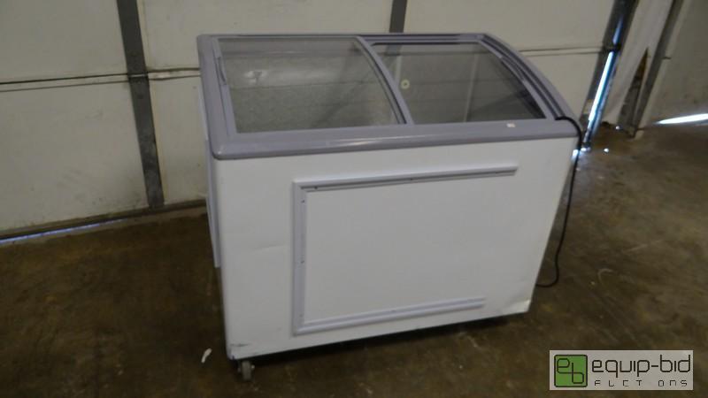 lot 146 image: Acadia 39 Curve Glass Sliding Top Ice Cream Freezer Chest