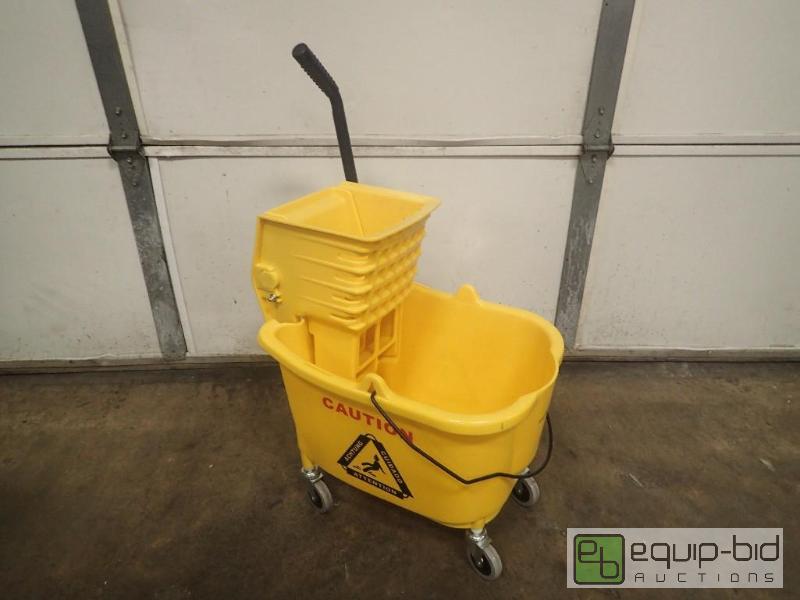 lot 301 image: New Mop Bucket w Mop Strainer