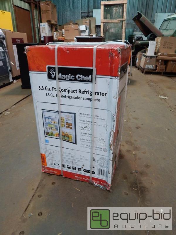 lot 3539 image: Magic Chef Compact Refrigerator