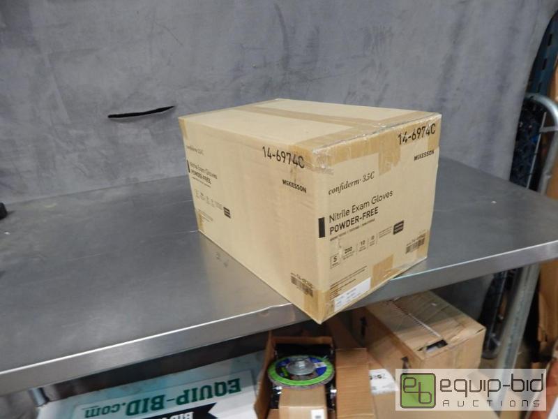 lot 3833 image: Lot of Nitrile Gloves