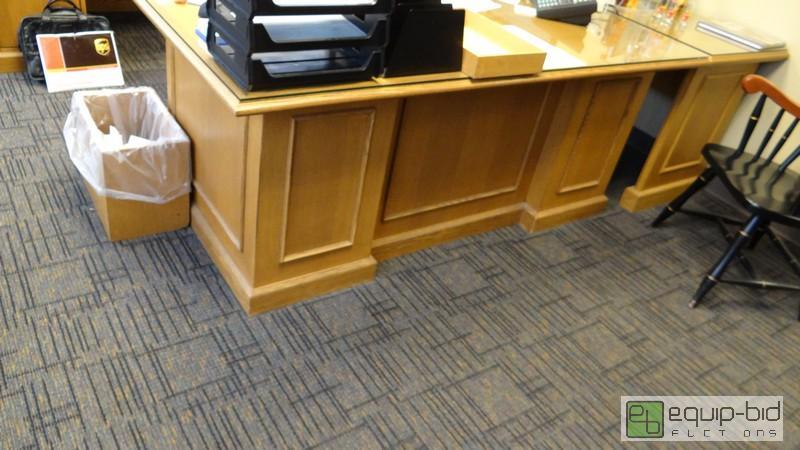 lot 435 image: 4 Piece Light Oak Wood Desk Set w Credenza