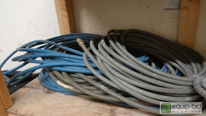 lot 516 image: Large Lot Of Air Hoses