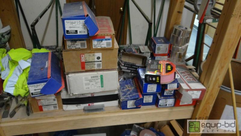 lot 558 image: Contents of Shelf