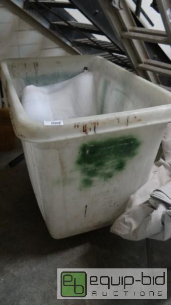 lot 581 image: Rubber Maid Cube Truck