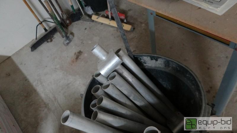 lot 586 image: Lot Of Aluminum Support Tubing