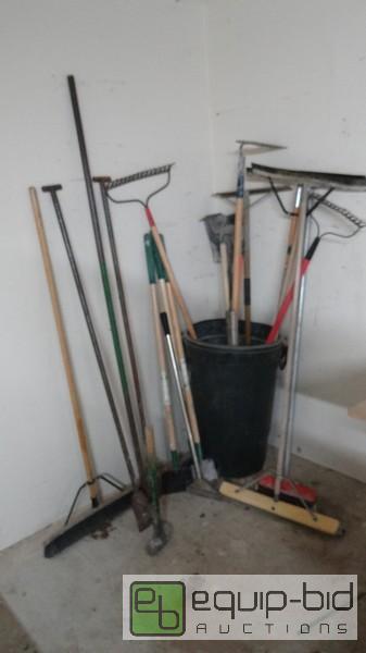 lot 587 image: Lot Of Handled Construction Tools