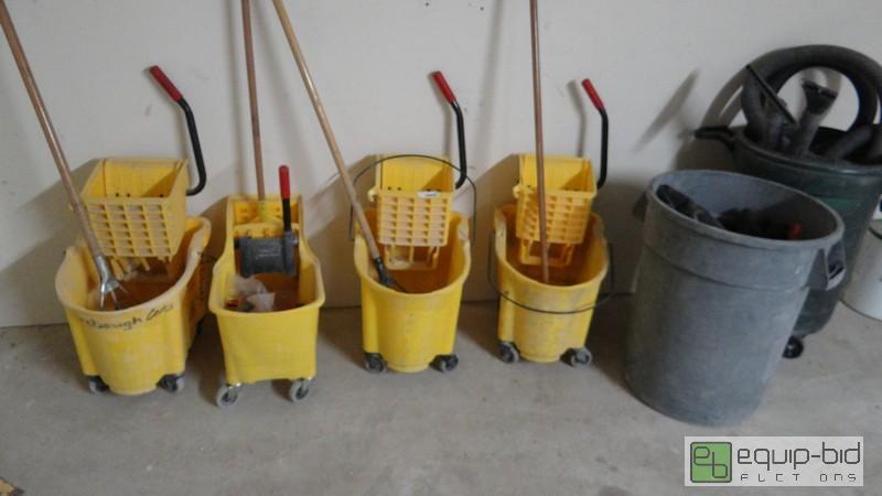 lot 593 image: Lot Of Cleaning Supplies