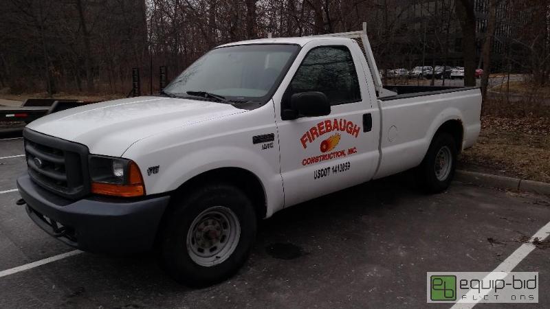 lot 599 image: 2000 Ford F-250 Truck With Tommy Lift Gate