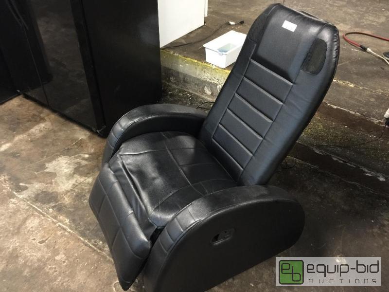 lot 3 image: DELUXE MASSAGER CHAIR