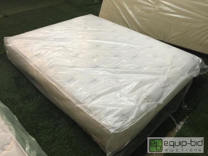 lot 33 image: POSTUREPEDIC MONOGRAM SERIES 600 PLUSH - QUEEN MATTRESS
