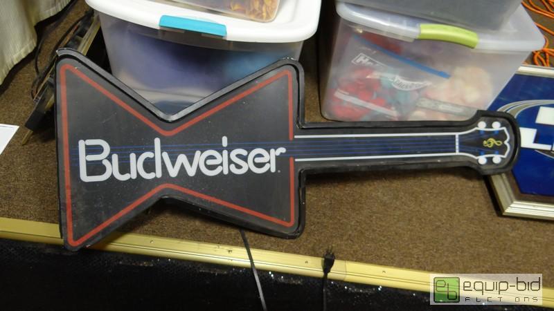 lot 689 image: Budwiser Vintage Lighted Guitar Sign