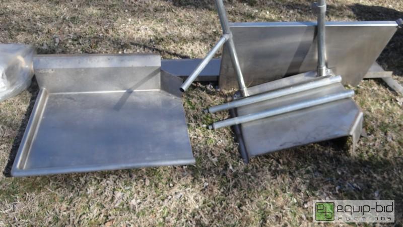 lot 771 image: Clean And Dirty Side Corner Tables With 2 Shelves