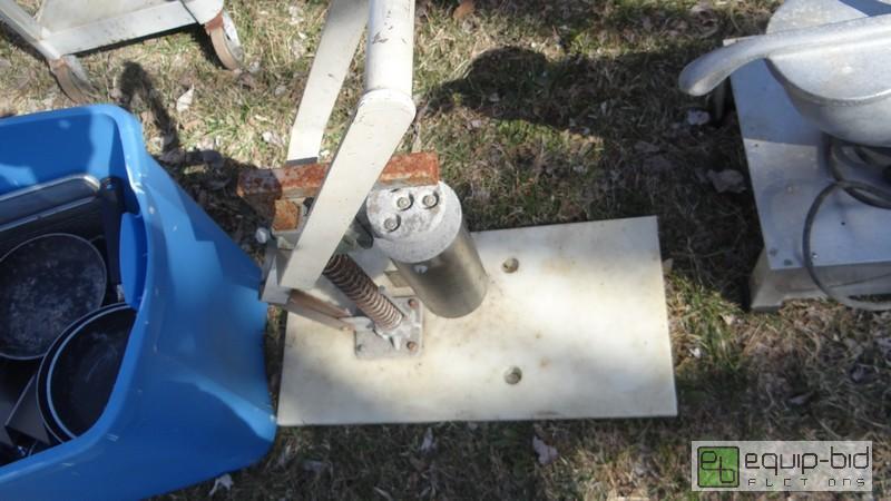 lot 778 image: Pinapple Coring Station