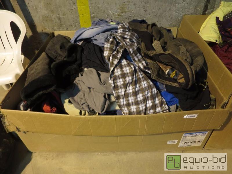lot 106 image: Cloths lot