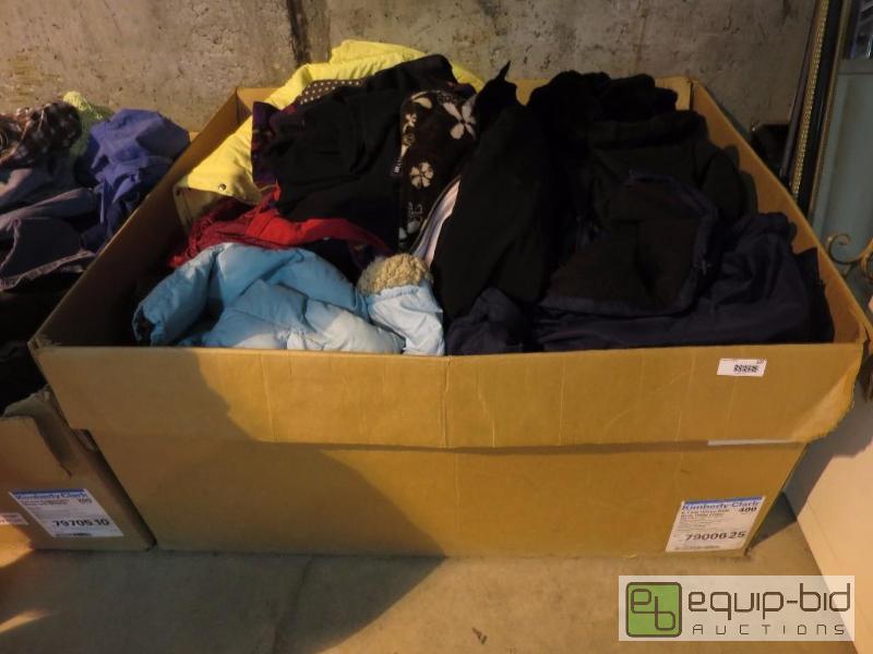 lot 107 image: Cloths lot