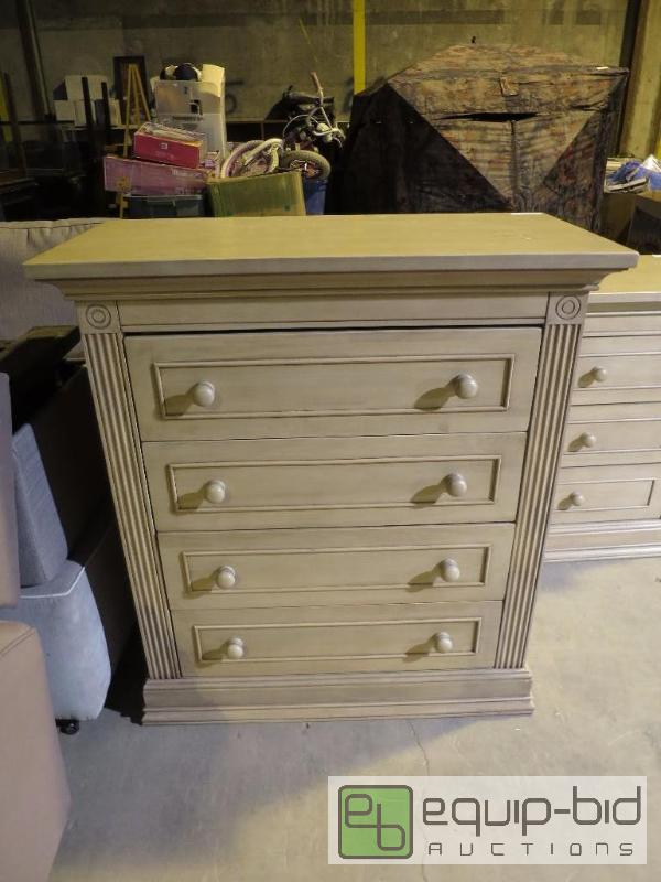 lot 11 image: Bellini Dresser