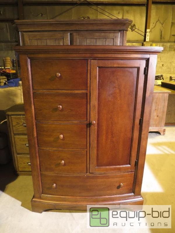 lot 14 image: Ashley furniture