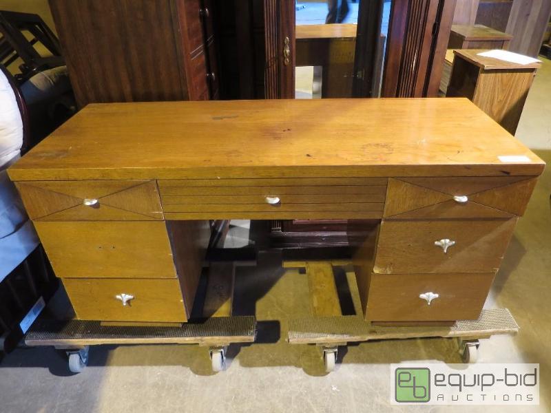 lot 17 image: Desk solid wood vintage