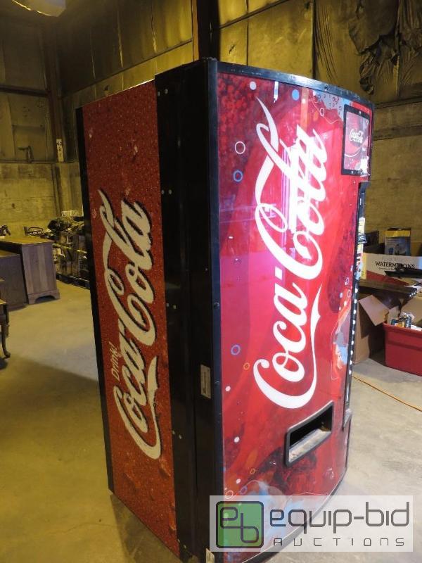 lot 18 image: Coca-Cola Vending Machine