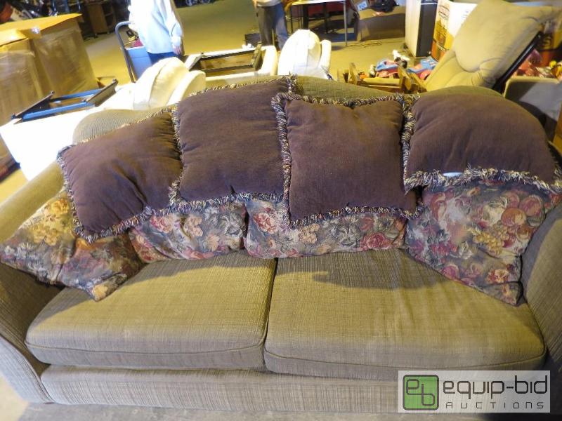 lot 19 image: Cloth couch