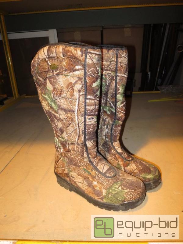 lot 219 image: Cold Weather Camo Boots Size 11