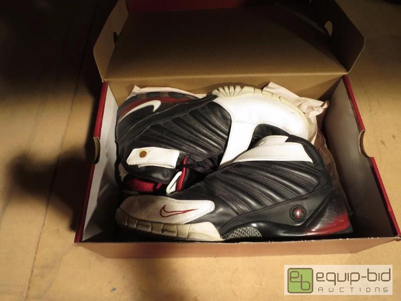 lot 233 image: Zoom Vick III Tennis Shoes Size 10.5