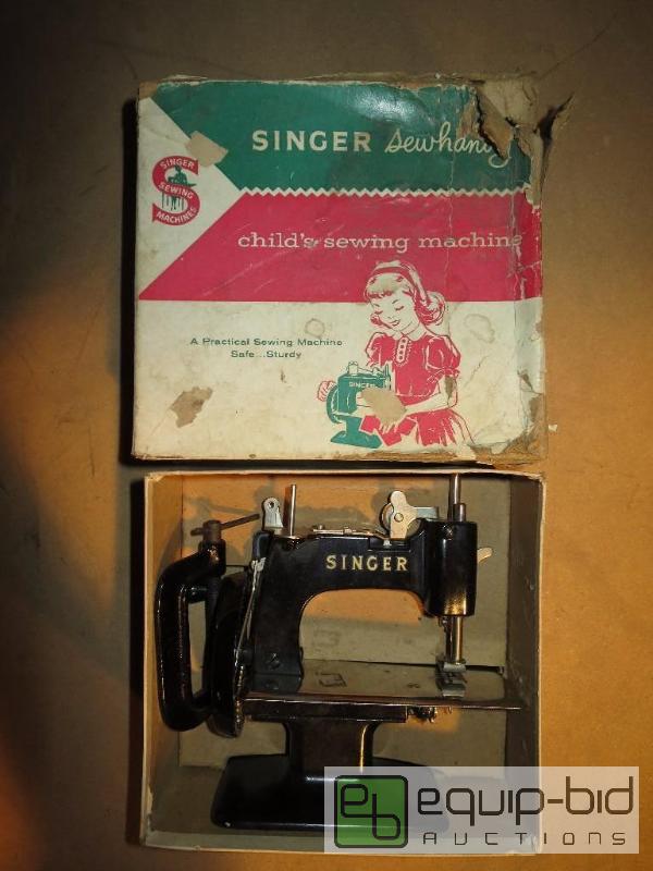 lot 256 image: Singer Sewing machine