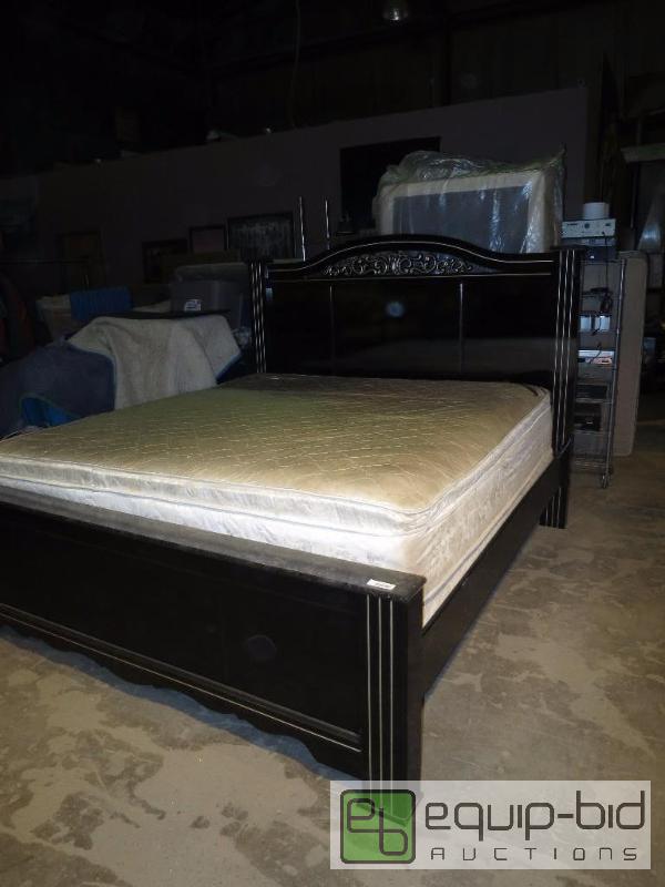 lot 35 image: King size bed