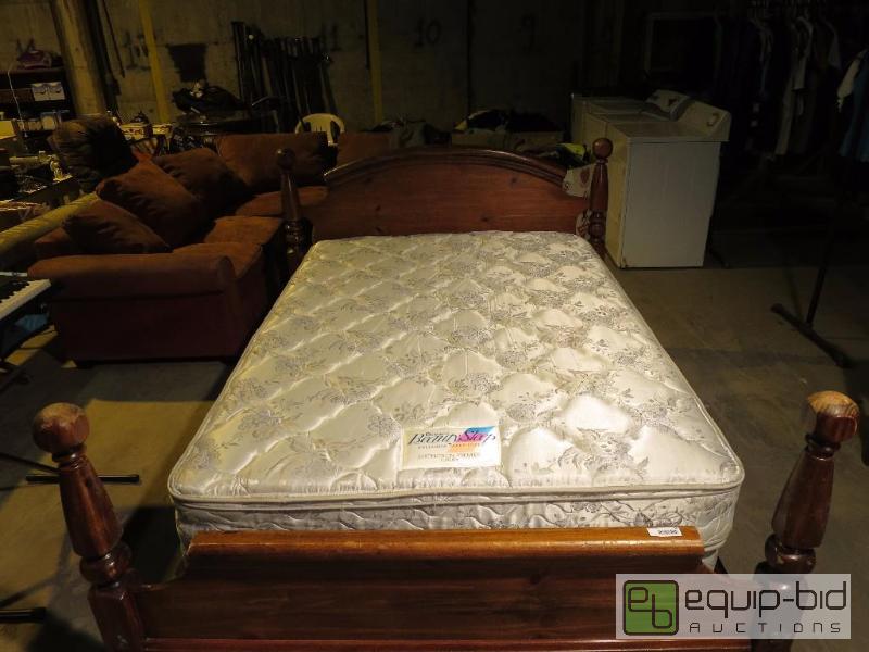 lot 36 image: Vintage post bed