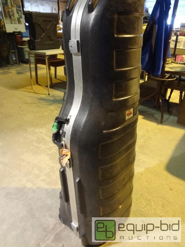 lot 72 image: HARD SHELL CARRYING CASE