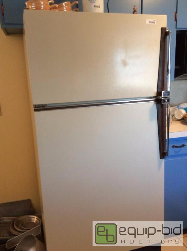 Amana Energy Saver Refrigerator... Online Only Living Estate Auction El Dorado Springs, MO