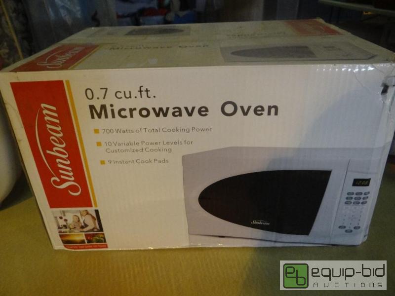 lot 4083 image: Sunbeam Microwave Oven