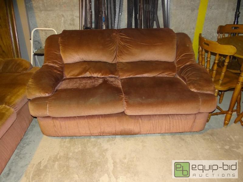 lot 4099 image: Rose Color Love Seat