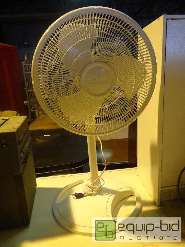 lot 4117 image: White Whole Room Rotating Fan
