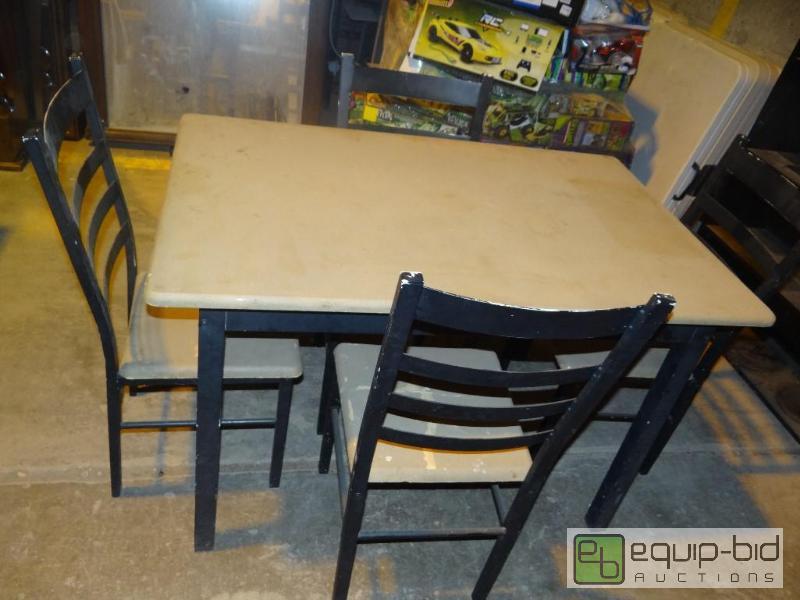 lot 4121 image: Dinning Room Table w 4 Chairs