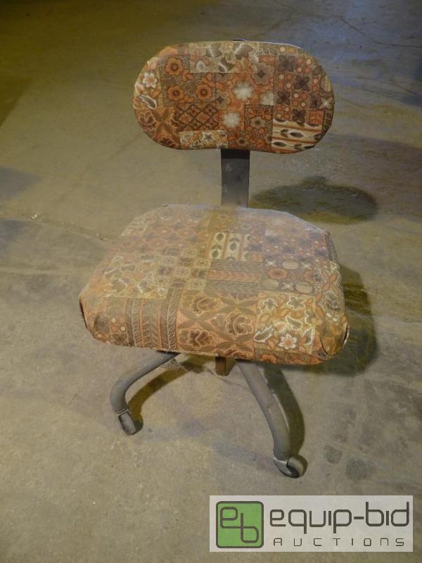 lot 4124 image: Very Old Computer Chair w Metal Base