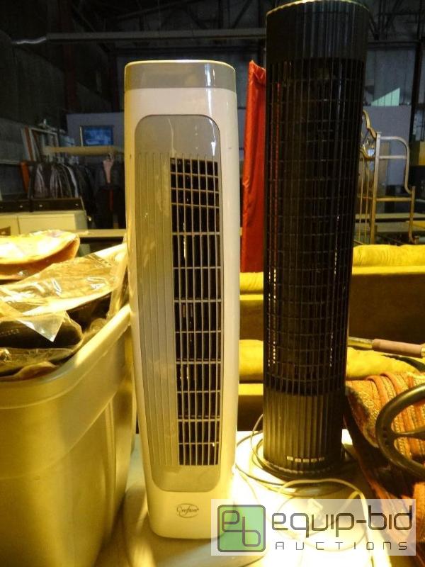 lot 4134 image: Lot of (2) Tower Fans
